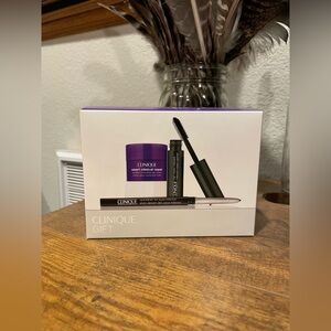 Unopened, unused Clinique 4 piece gift set